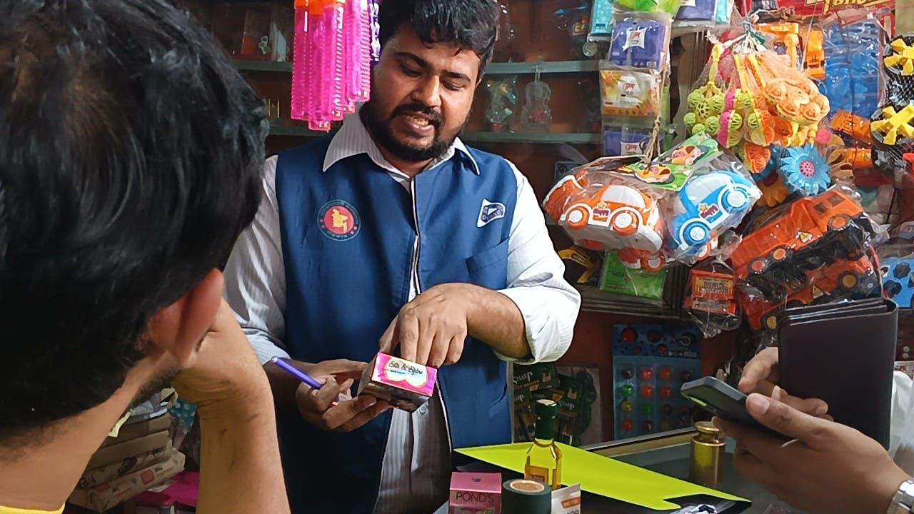 বালিয়াডাঙ্গী উপজেলার লাহিড়ী বাজারে ভ্রাম্যমান আদালতের অভিযান চালিয়ে এক প্রতিষ্ঠানের তিন হাজার টাকা জরিমানা 