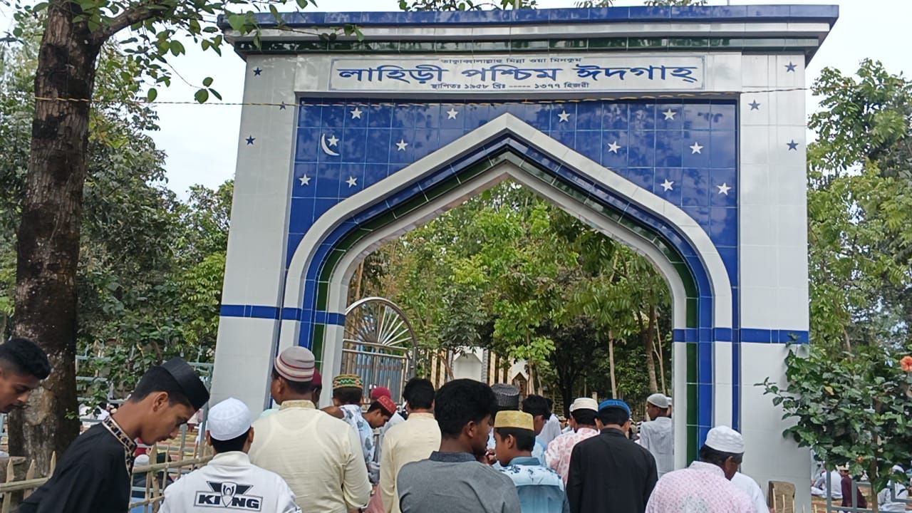 বালিয়াডাঙ্গী উপজেলার ঐতিহ্যবাহী লাহিড়ী পশ্চিম -ঈদগাহ্ ময়দানে ঈদুল ফিতরের নামাজ অনুষ্ঠিত-