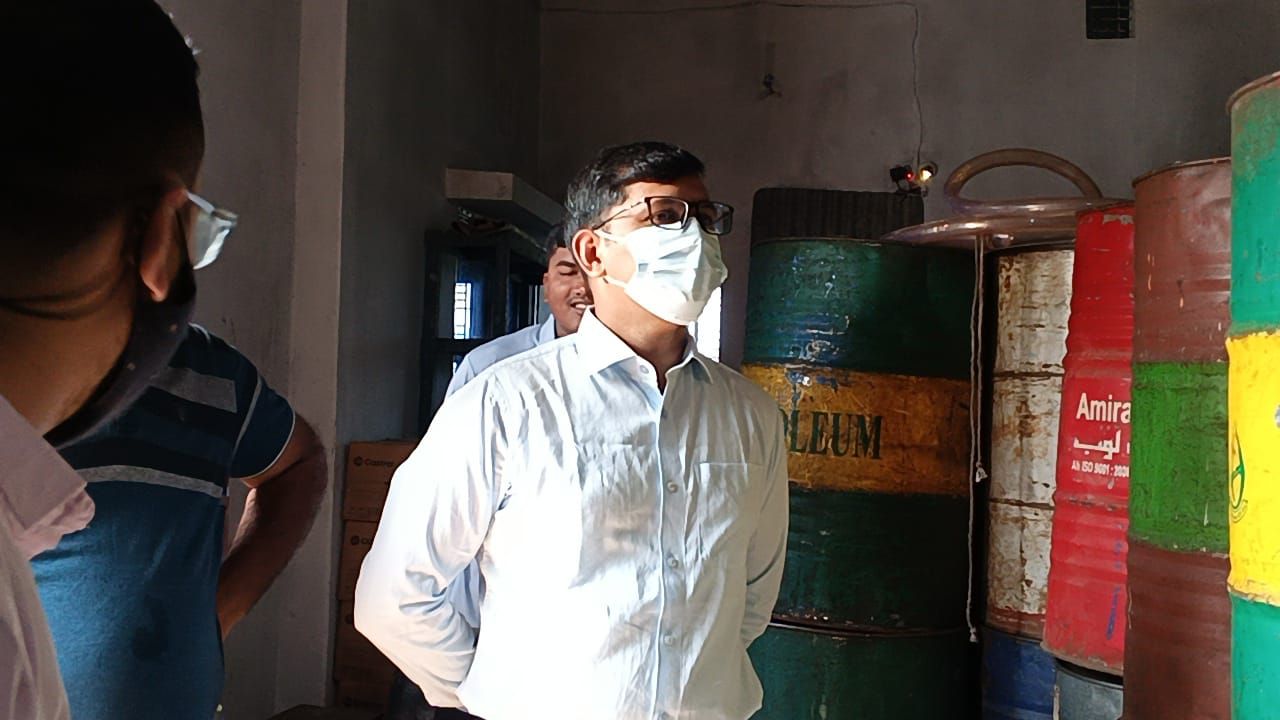 বালিয়াডাঙ্গীতে এসি ল্যান্ডের সামনেই ১৪০ টাকা দরে অকটেন বিক্রয় করা হচ্ছে এমন অভিযোগ 