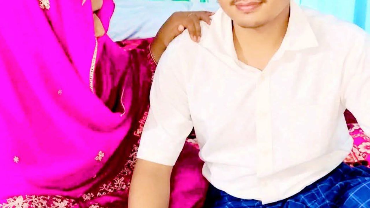 শারদীয় দুর্গোৎসবের প্রস্তুতি সম্পর্ন চলছে শেষ মুহুর্তের রংয়ের কাজ